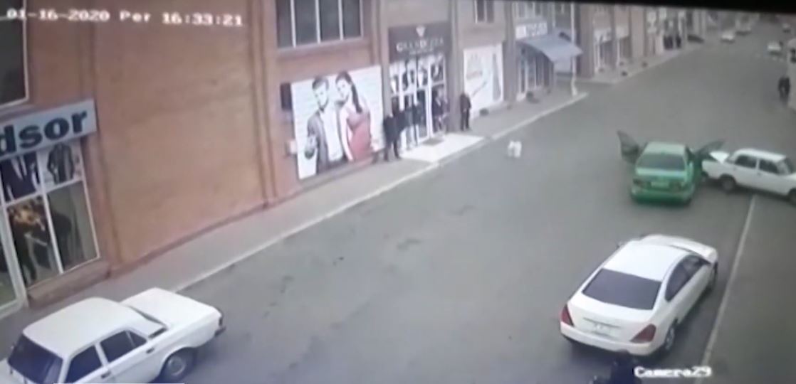 Gəncədə polislə silahlı qarşıdurmanın görüntüləri yayımlandı - VİDEO