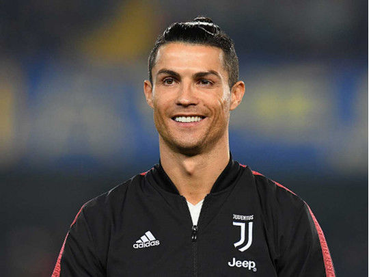 İtaliyada Ronaldonun nəhəng heykəlini düzəltdilər – FOTO