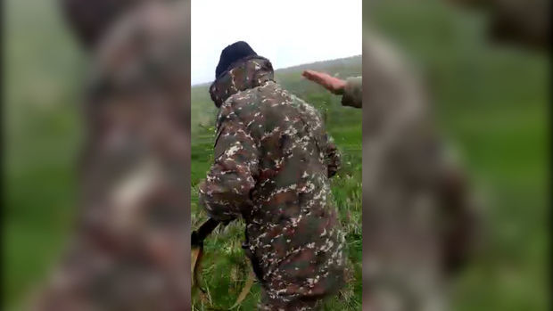 Азербайджанские военнослужащие выпроваживают армянских солдат - ВИДЕО