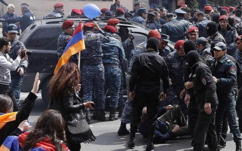Ermənistanda etirazçılarla polis arasında qarşıdurma olub, saxlanılanlar var