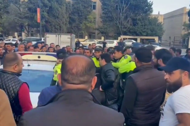 В Баку произошел инцидент между полицейскими и пьяным водителем - ВИДЕО