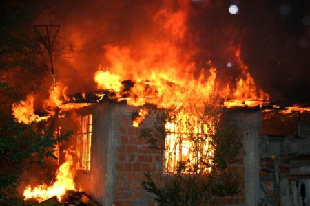 Ev yandı, 79 yaşlı qadın öldü