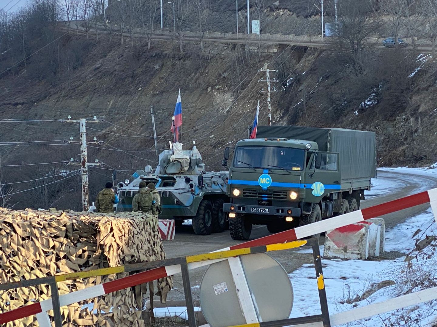 Rusiya sülhməramlılarına məxsus iki yük avtomobili Laçın yolundan keçdi - FOTO
