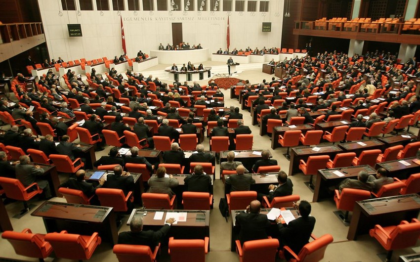 Türkiyə parlamentinin yeni tərkibdə ilk iclası başlayıb, Ərdoğan iştirak edir

 